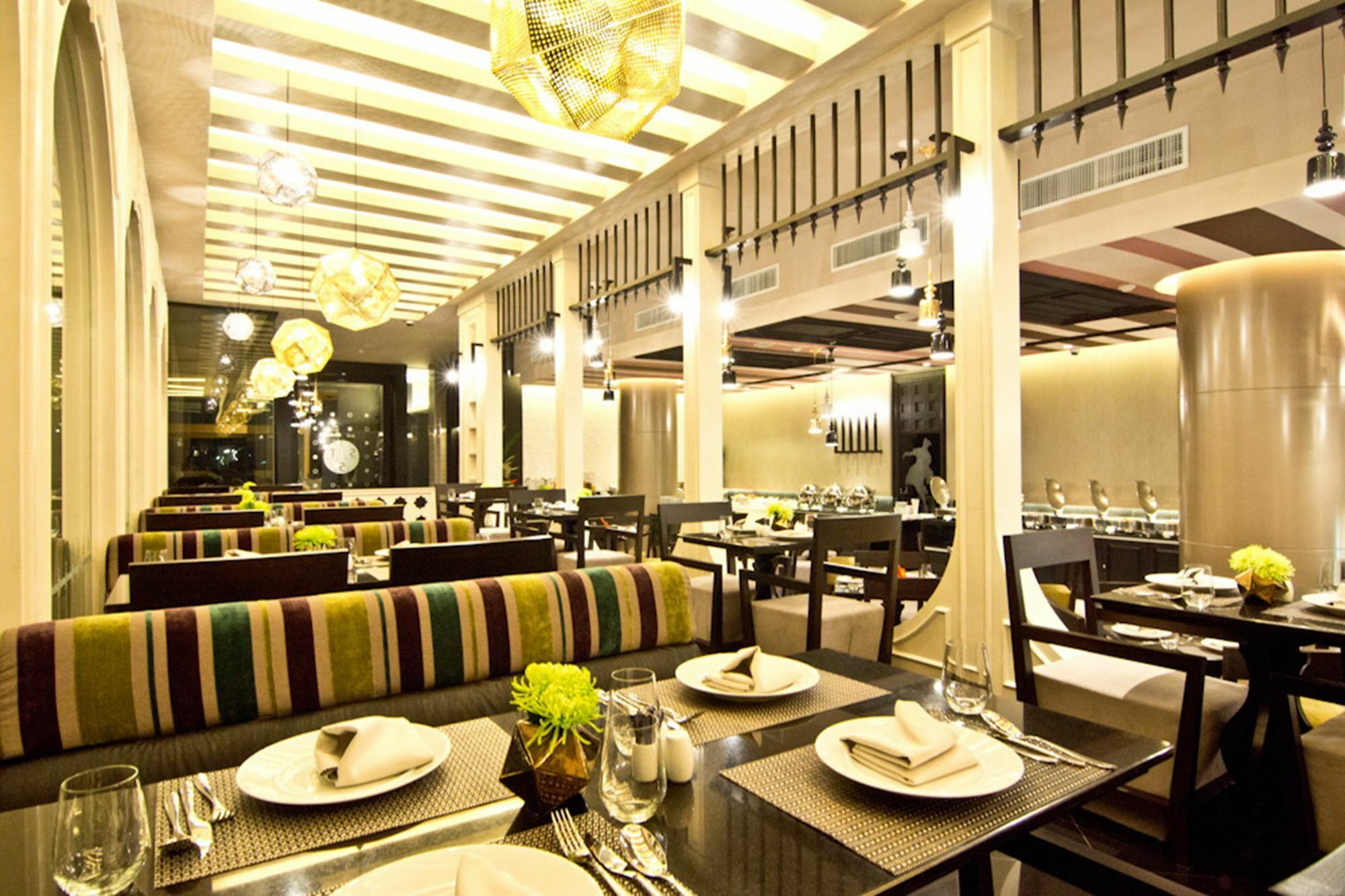 Tsix5 Quarter Hotel Pattaya Exterior photo