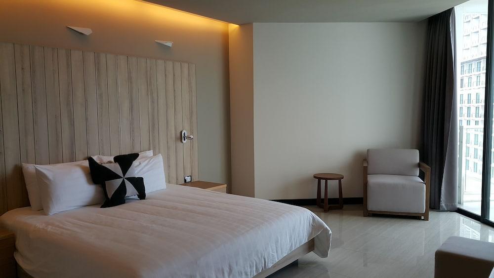 Tsix5 Quarter Hotel Pattaya Exterior photo